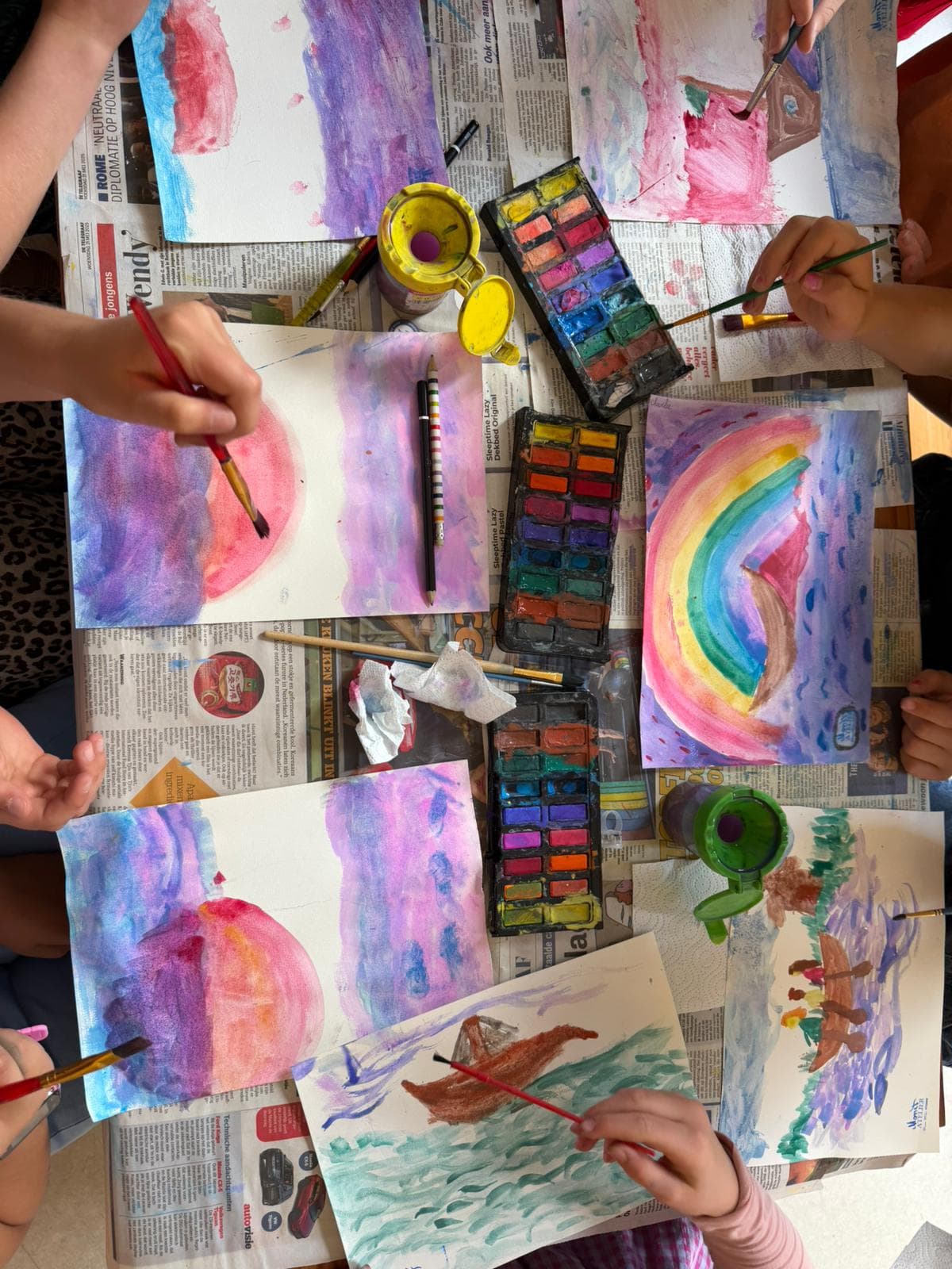 Leerlingen aan het aquarelleren tijdens een educatieprogramma
