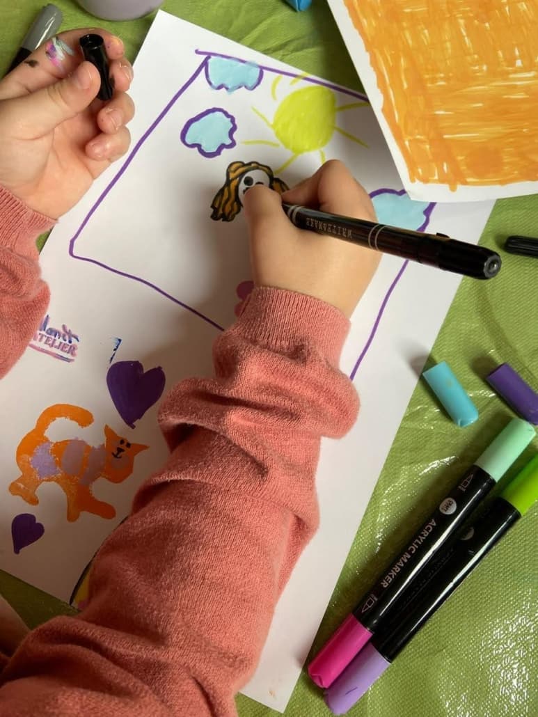 Kinderen aan het werk tijdens een educatieve activiteit in het Monet Atelier