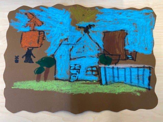 Kindertekening van het blauwe huis, gemaakt tijdens een les